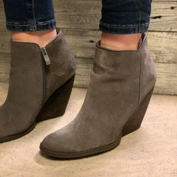 Very Volatile suede bootie - Picture 1 of 7